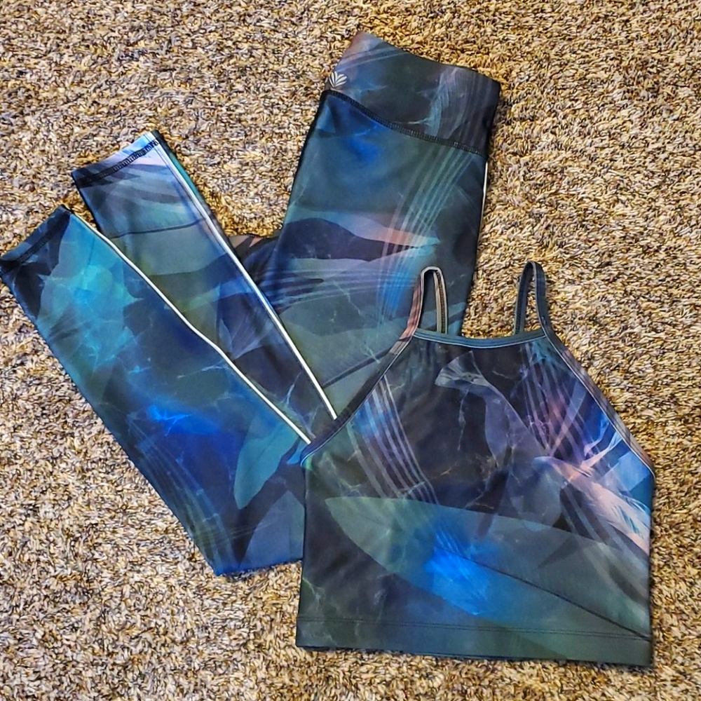 🌺 2/$30 Leaf-patterned leggings & sports bra